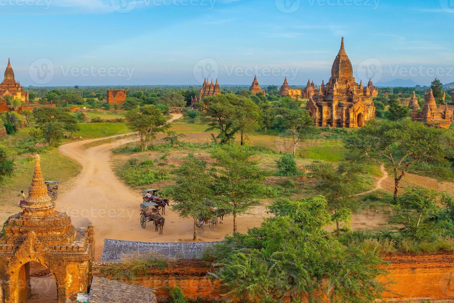 Paisaje urbano de Bagan de Myanmar en Asia foto