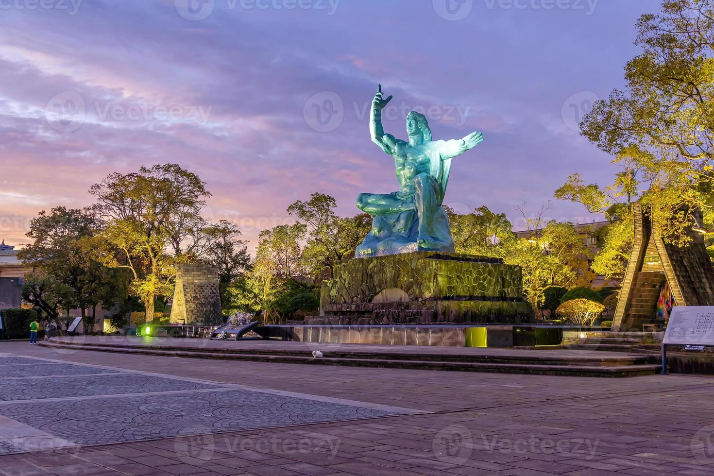 Estatua de la paz en el parque de la paz de Nagasaki, Nagasaki, Japón foto