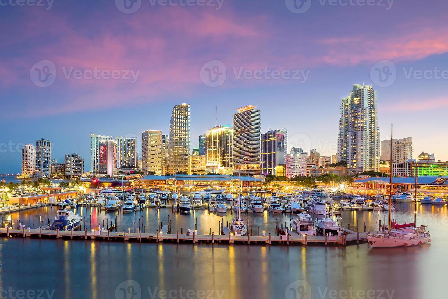 Panorama del horizonte de la ciudad de Miami en el crepúsculo foto