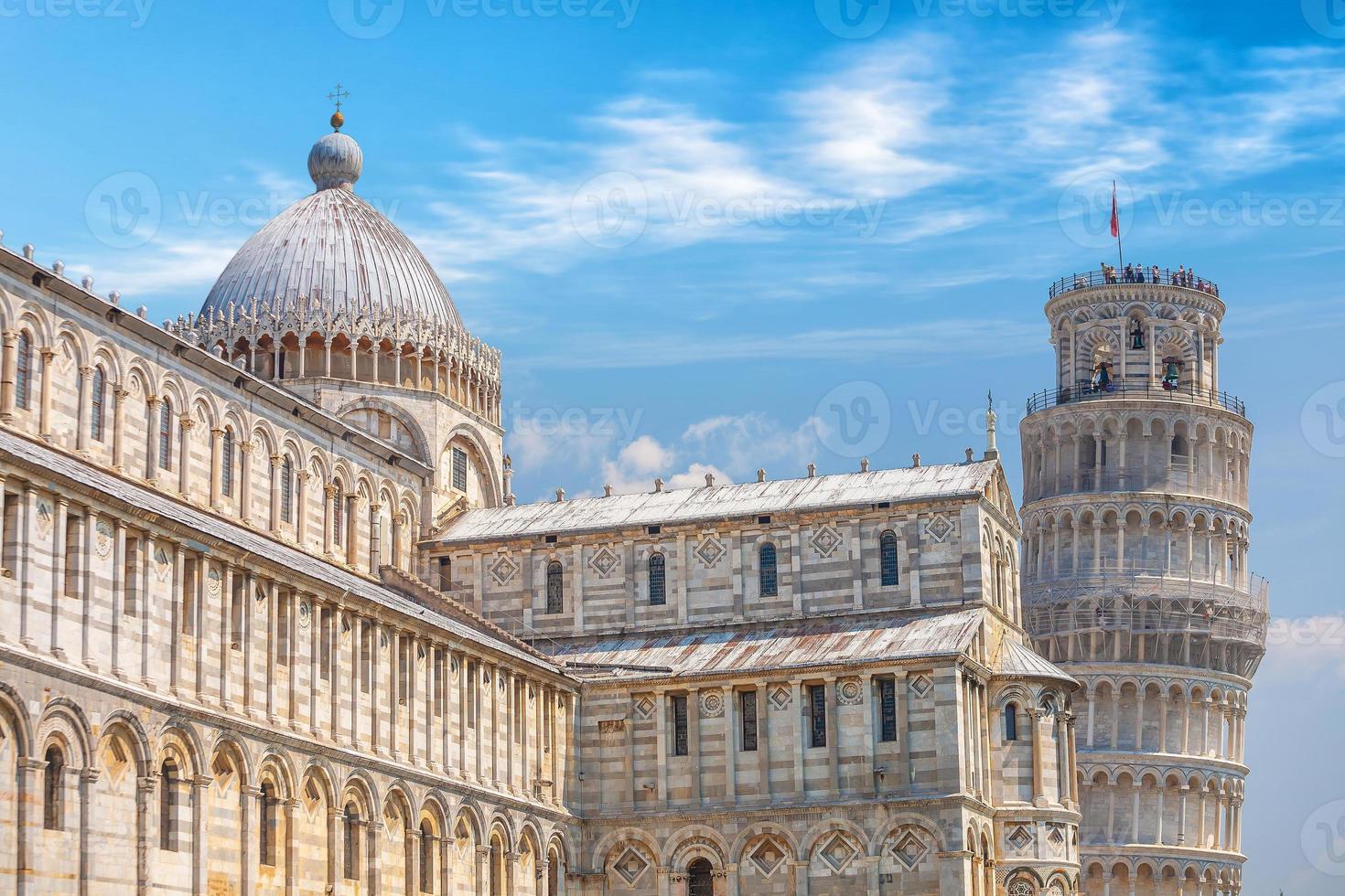 La torre inclinada, el paisaje urbano del centro de la ciudad de Pisa en Italia foto