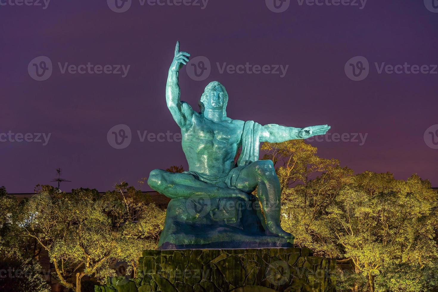 Estatua de la paz en el parque de la paz de Nagasaki, Nagasaki, Japón foto