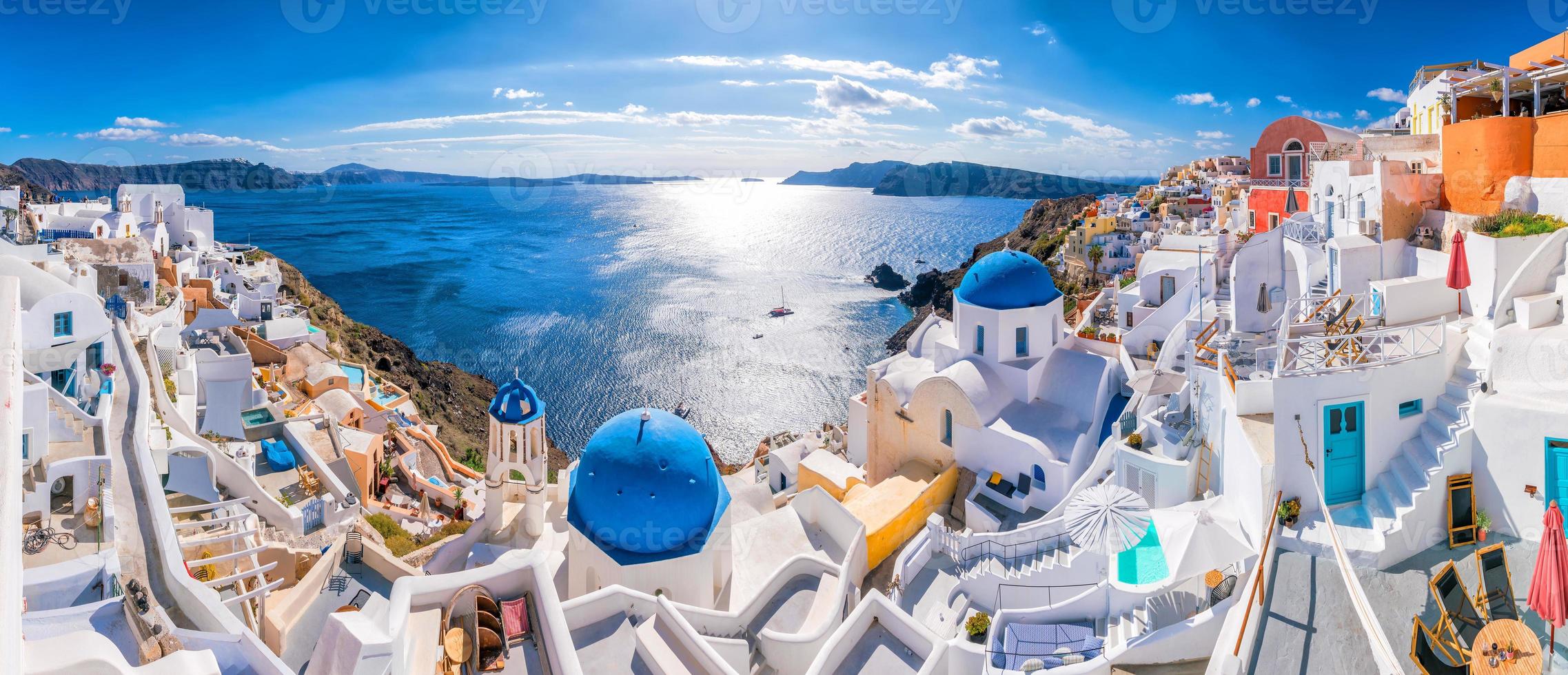 Atardecer en la famosa ciudad de Oia, Grecia, Europa foto