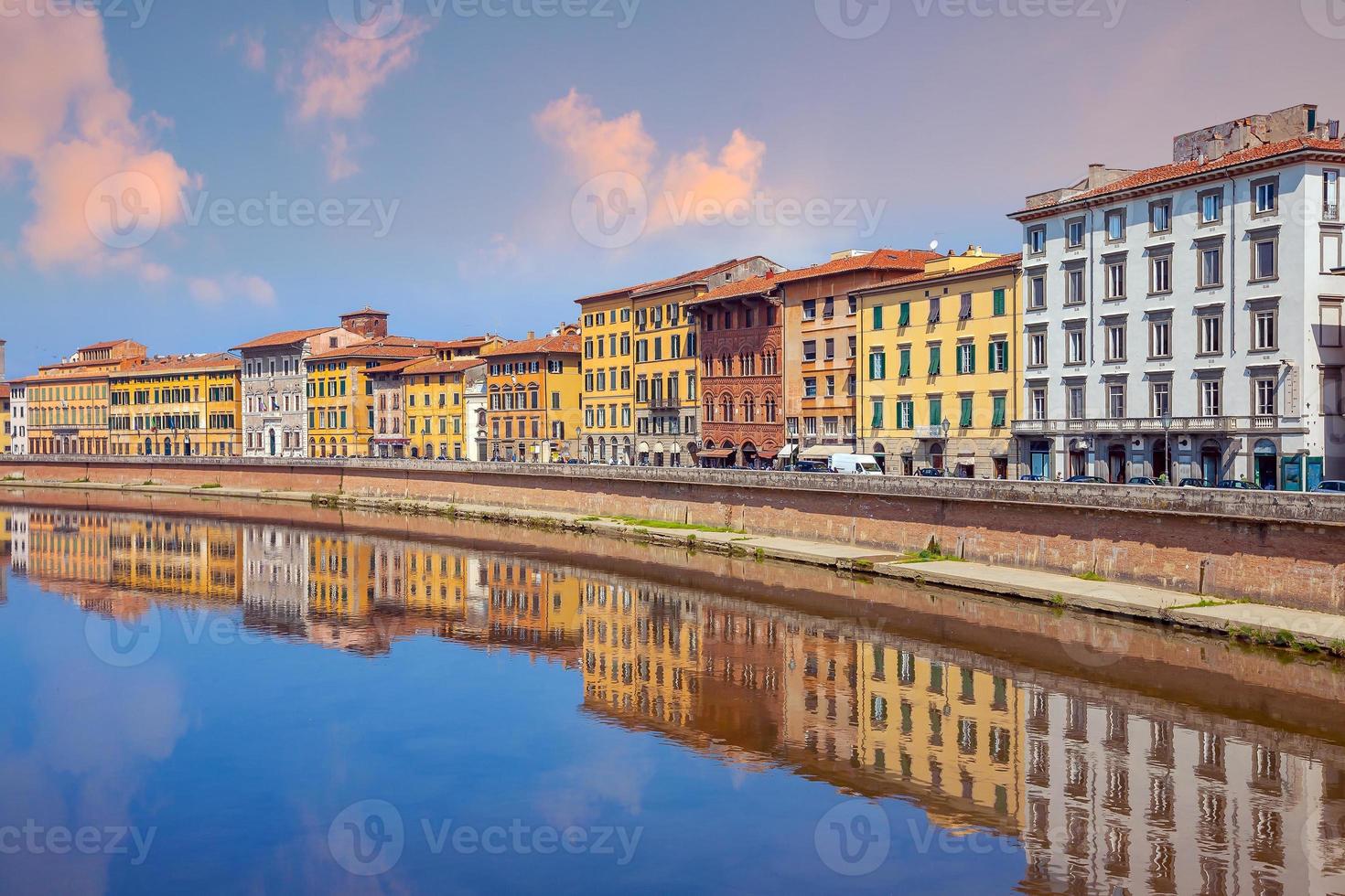 paisaje urbano del horizonte del centro de la ciudad de pisa en italia foto