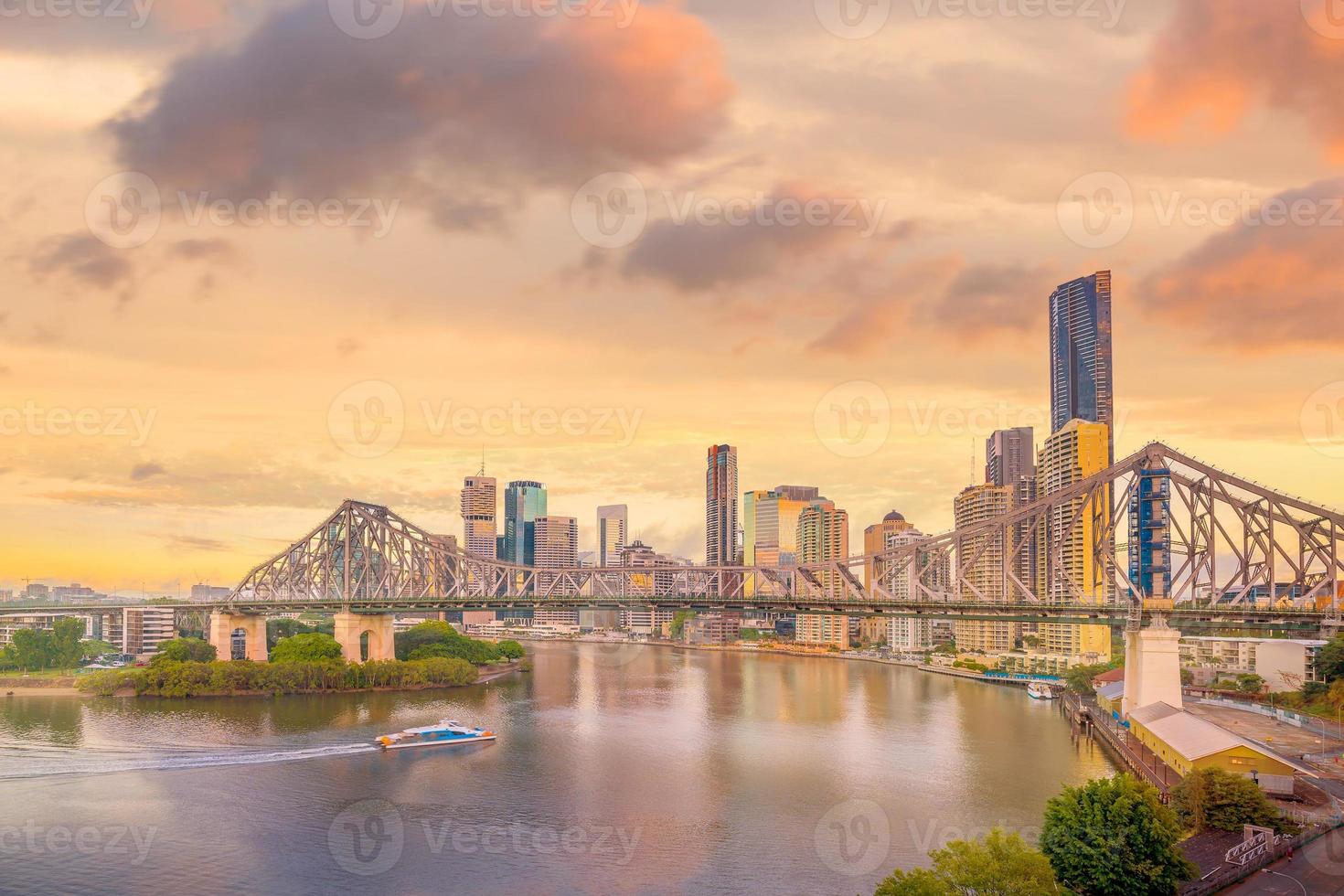 El horizonte de la ciudad de Brisbane y el río Brisbane en el crepúsculo foto