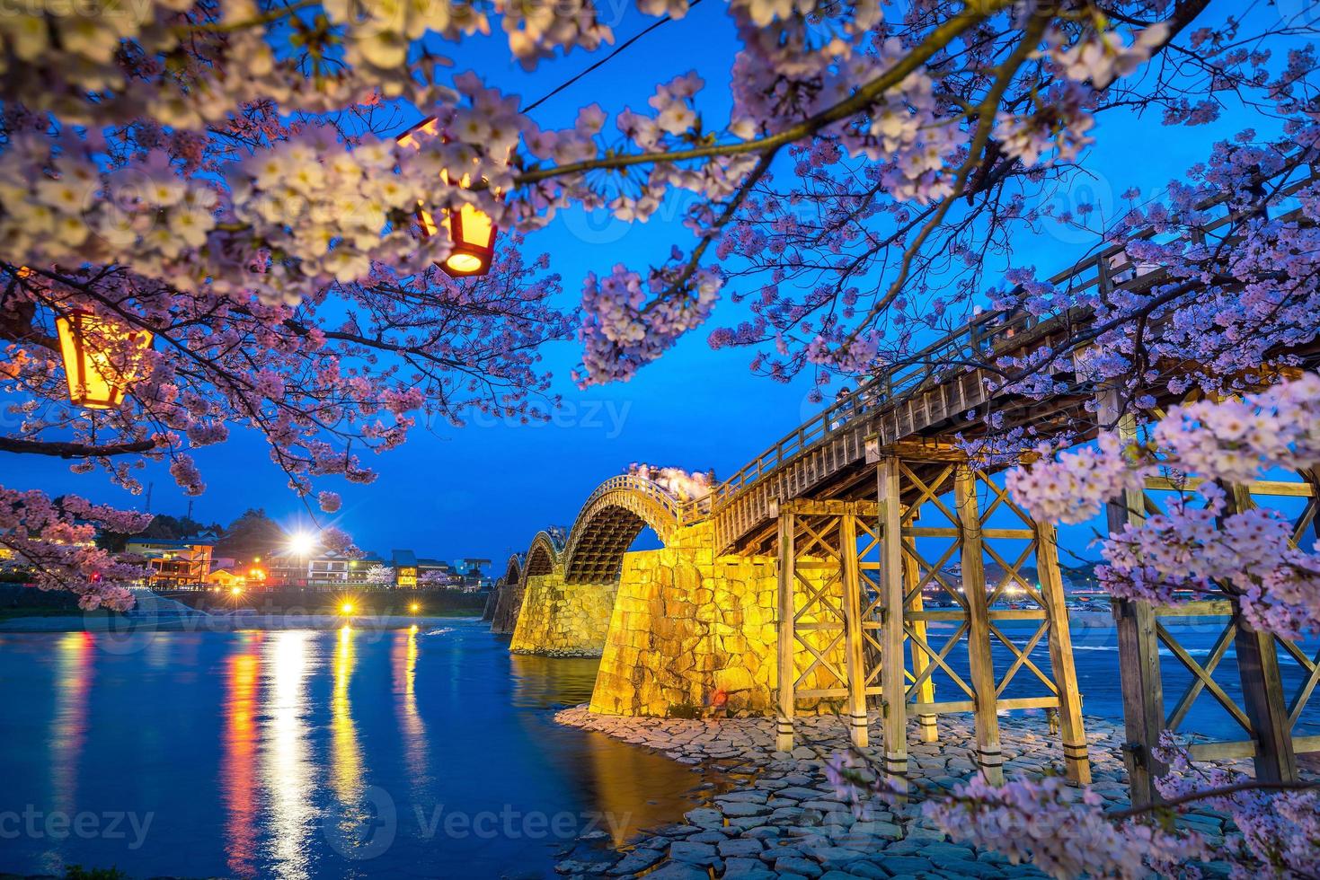 flor de cerezo en plena floración en el puente kintaikyo foto