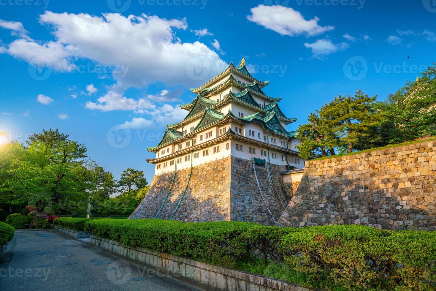 castillo de nagoya y horizonte de la ciudad en japón foto