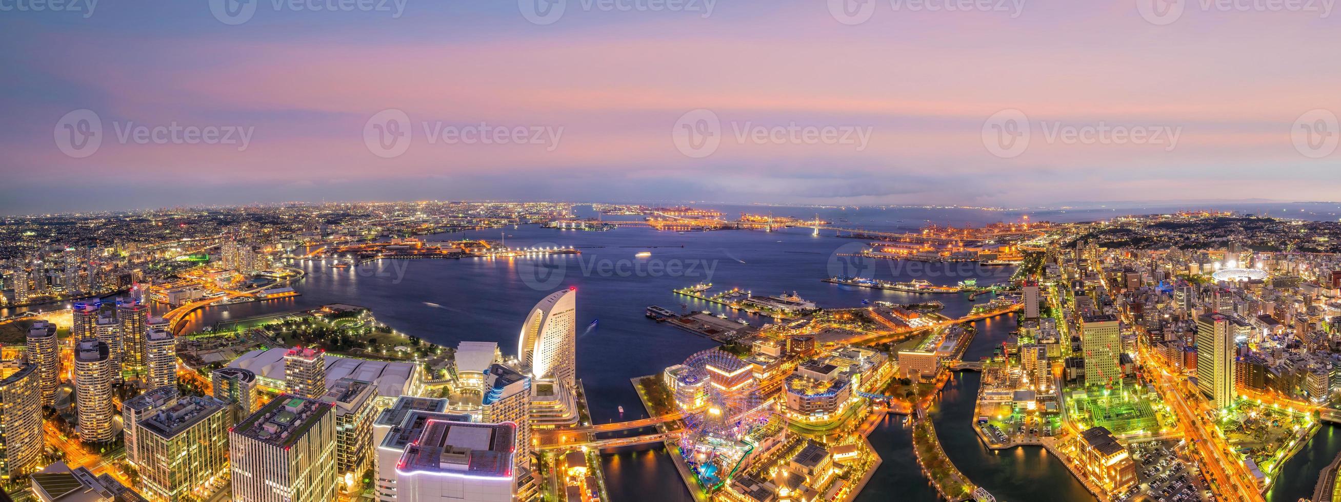 Horizonte de la ciudad de Yokohama desde la vista superior al atardecer foto