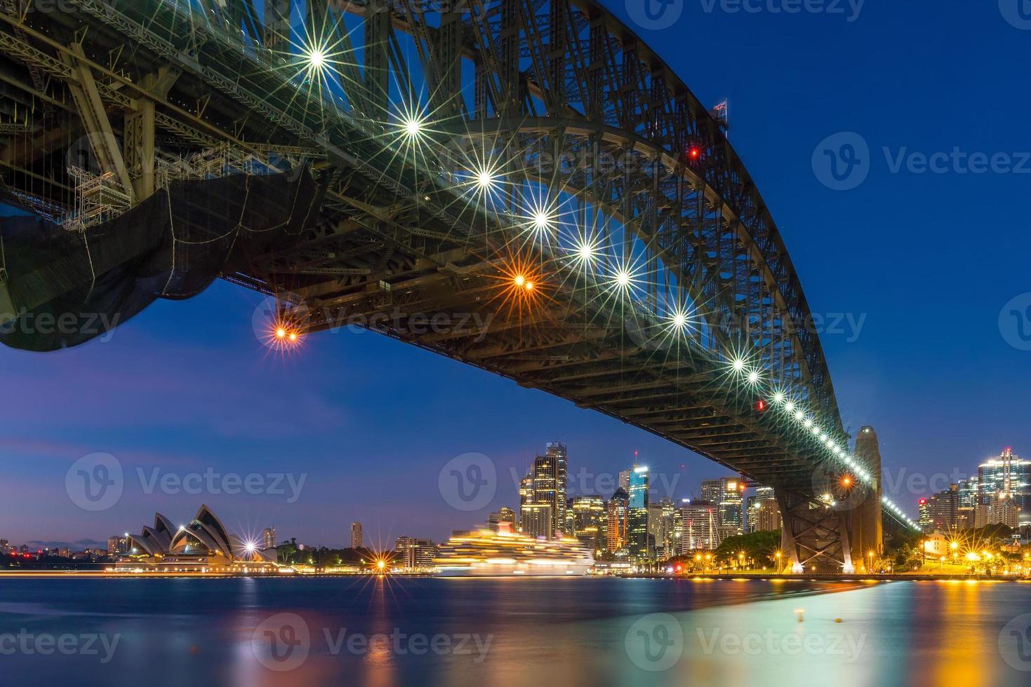 Horizonte del centro de Sydney en Australia en el crepúsculo foto