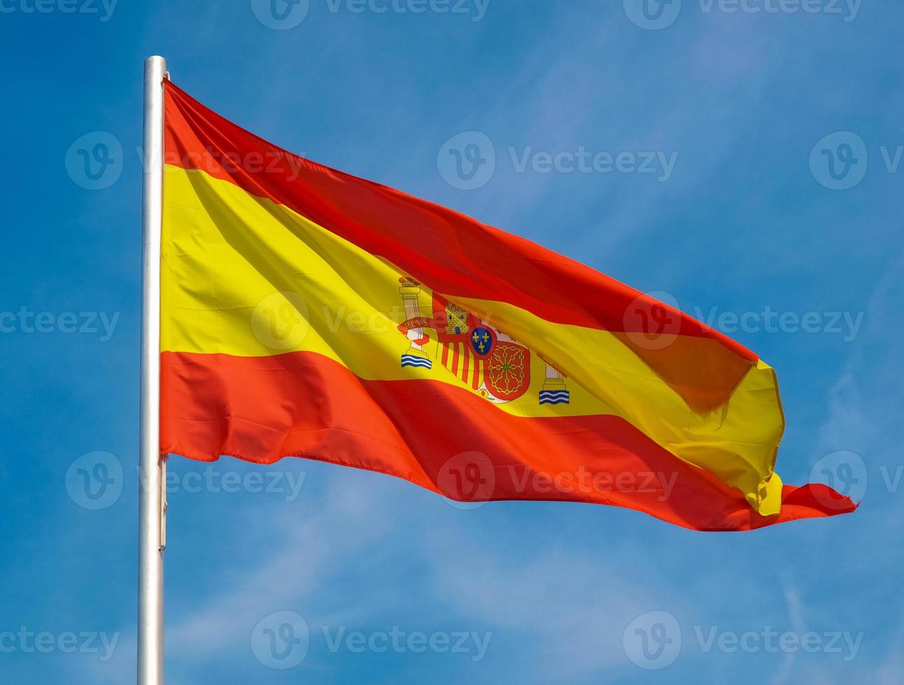 Bandera española de España sobre el cielo azul foto