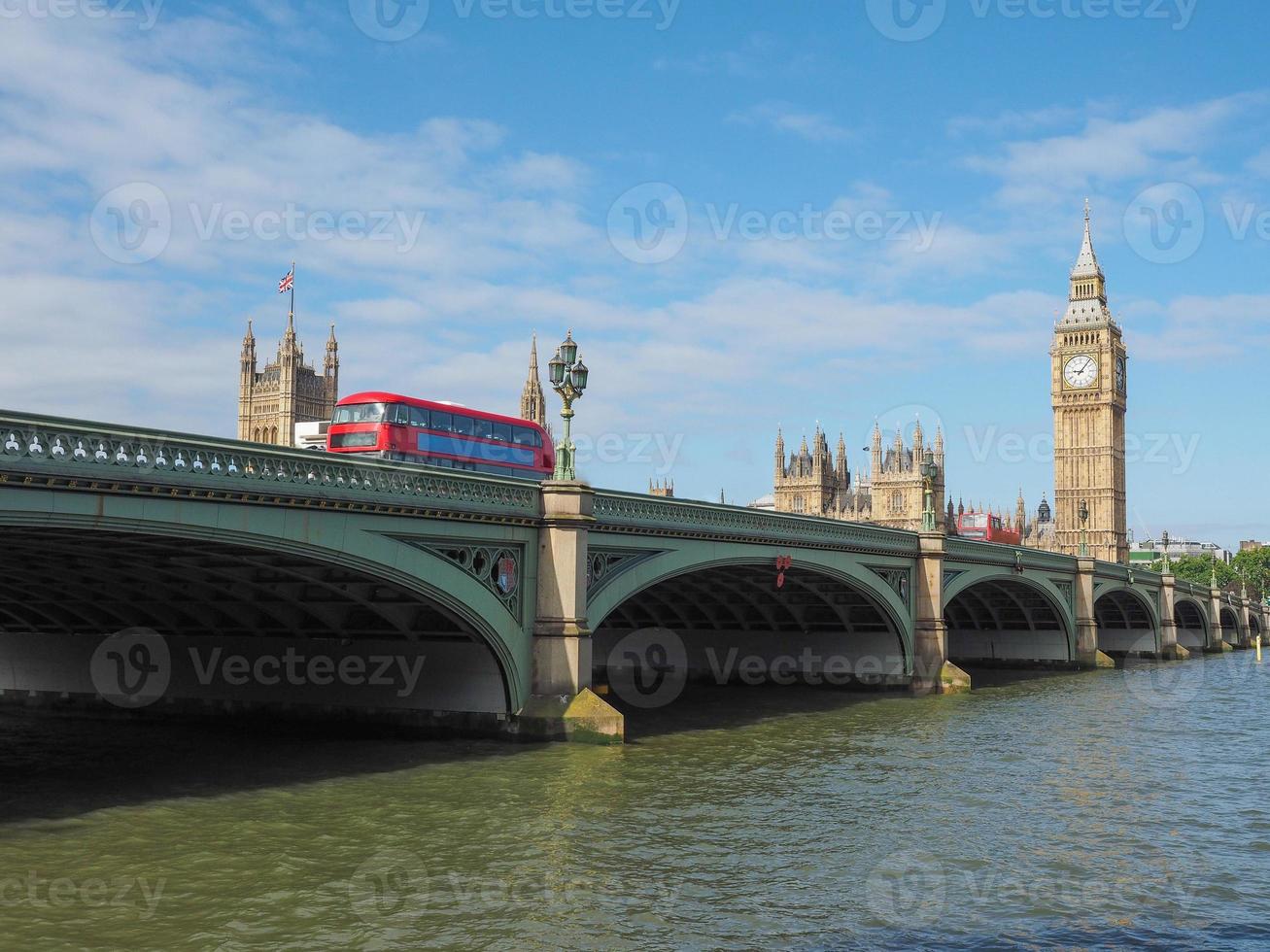 Puente de Westminster y las casas del parlamento en Londres foto