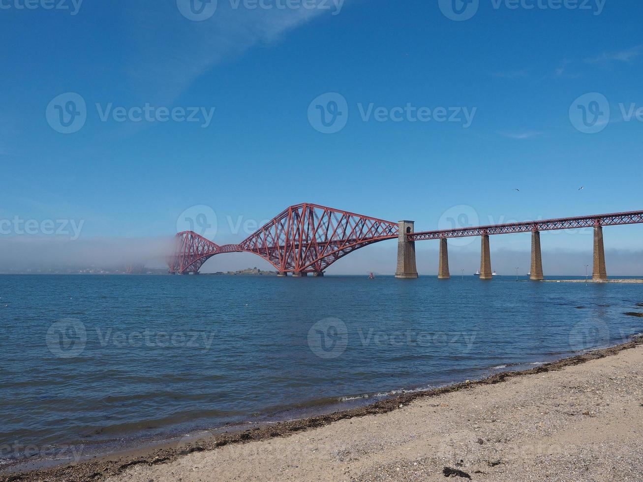 Cuarto puente sobre el Fiordo del Cuarto en Edimburgo foto