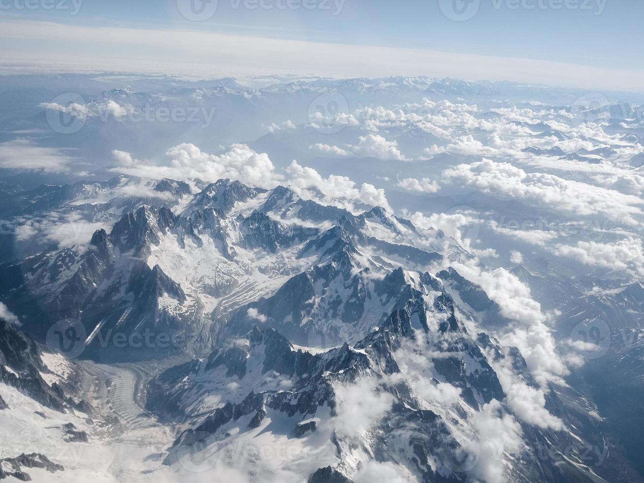 vista aérea de las montañas de los alpes foto