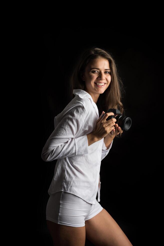 Retrato de moda de mujer joven fotógrafo con cámara foto