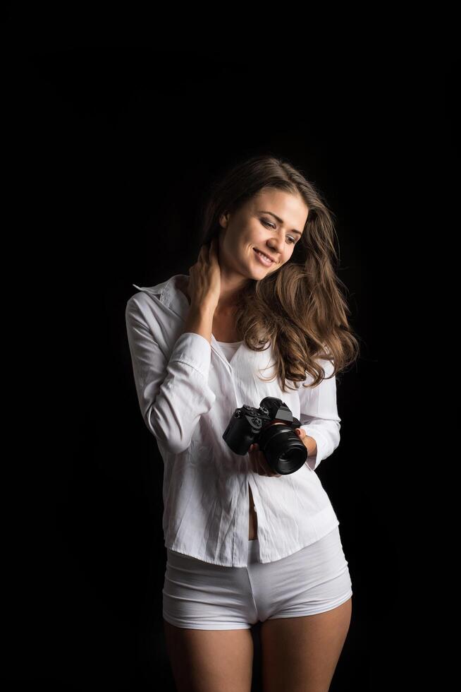 Retrato de moda de mujer joven fotógrafo con cámara foto