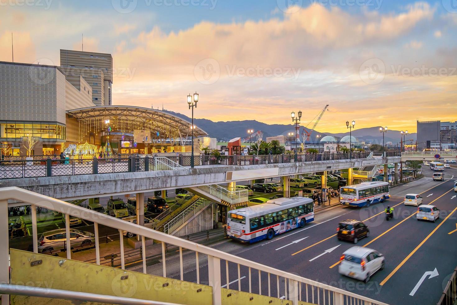 paisaje urbano del horizonte del centro de la ciudad de nagasaki en japón foto