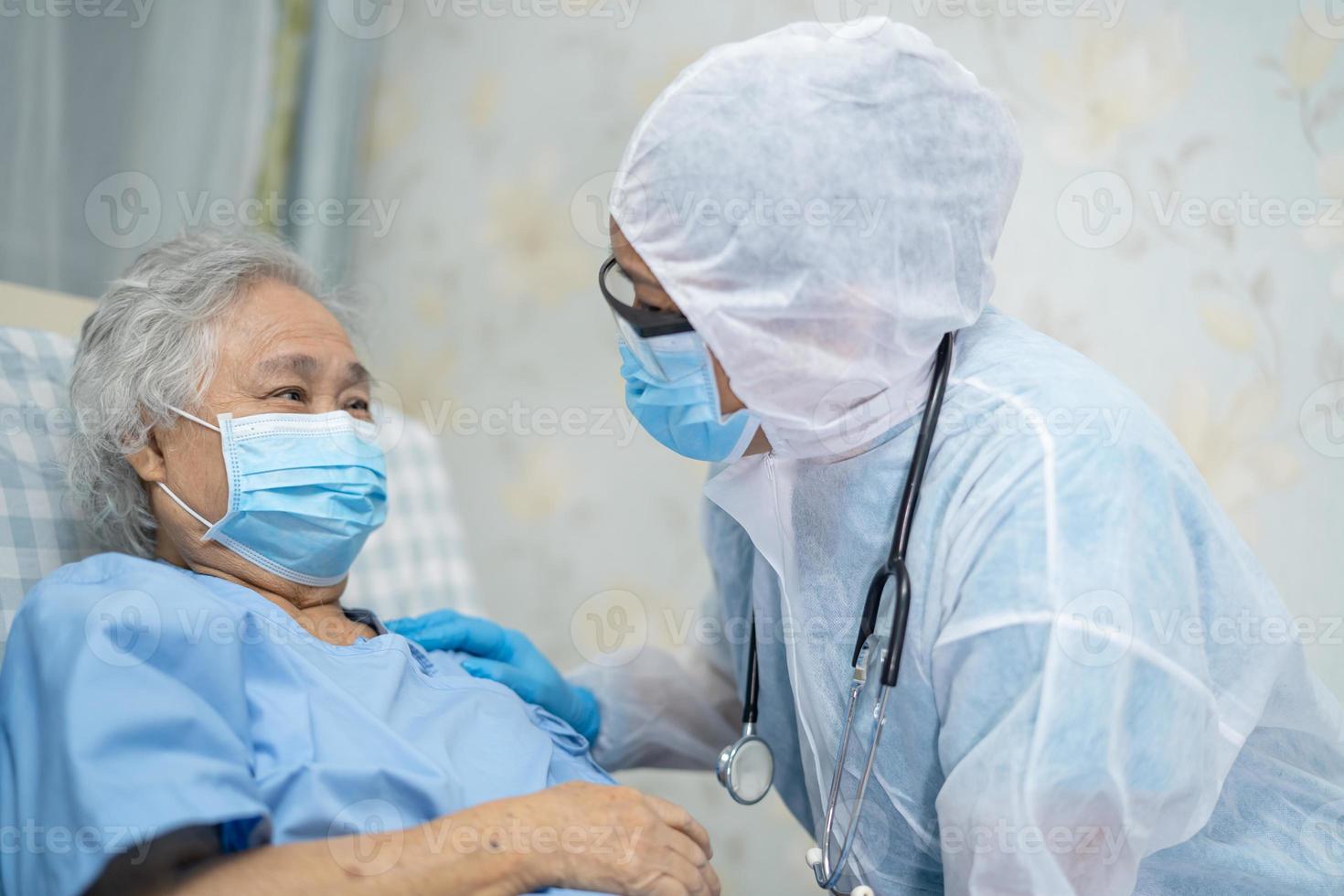 médico asiático con traje de ppe protege el coronavirus covid-19 foto