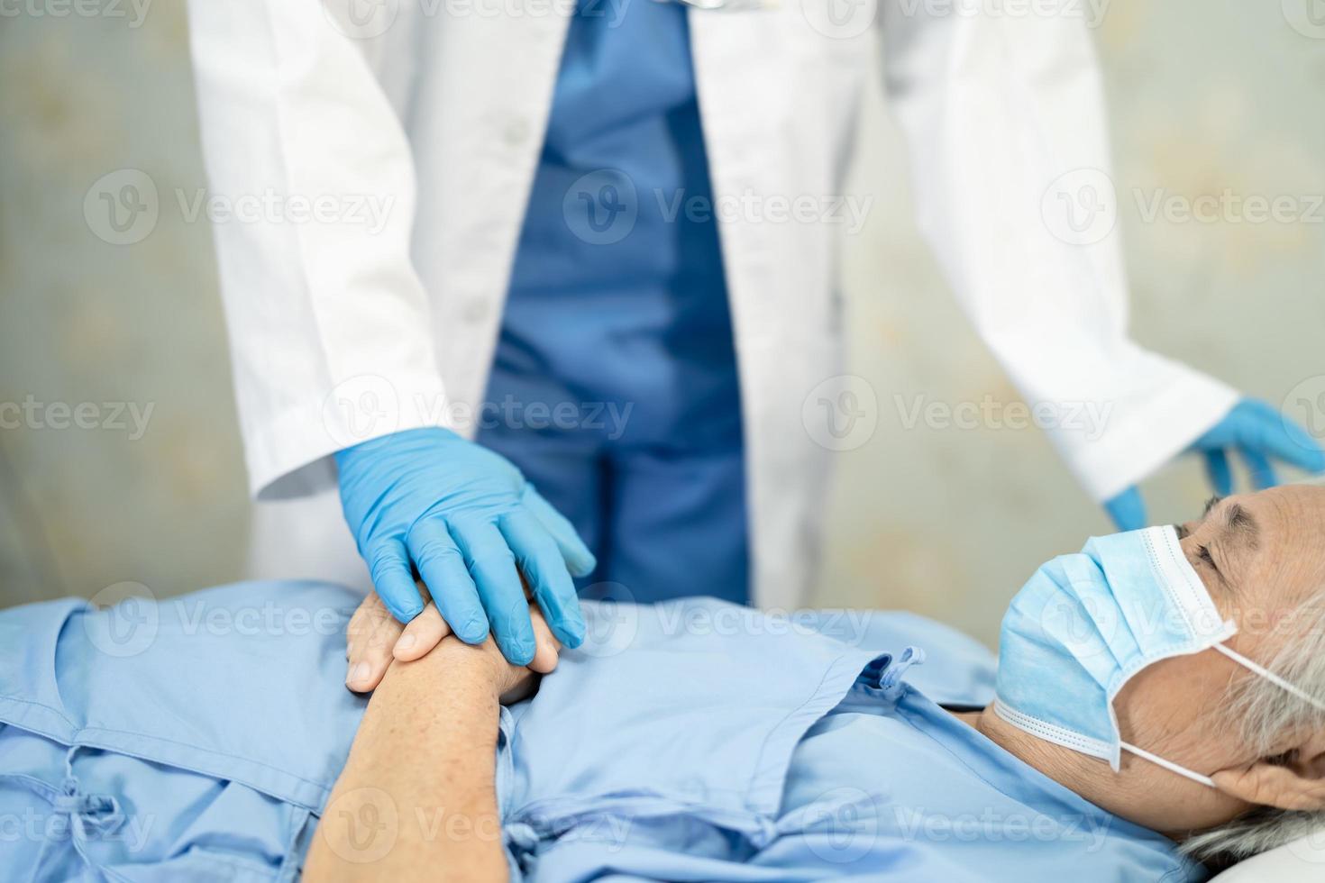 Doctor revisando al paciente con máscara para proteger el coronavirus. foto