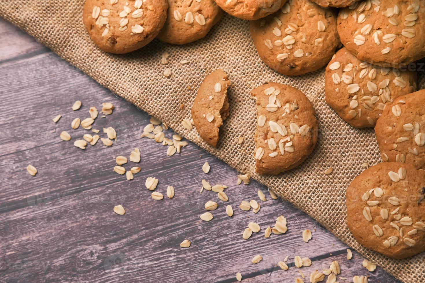 Pila de galletas de comida entera sobre fondo de madera foto