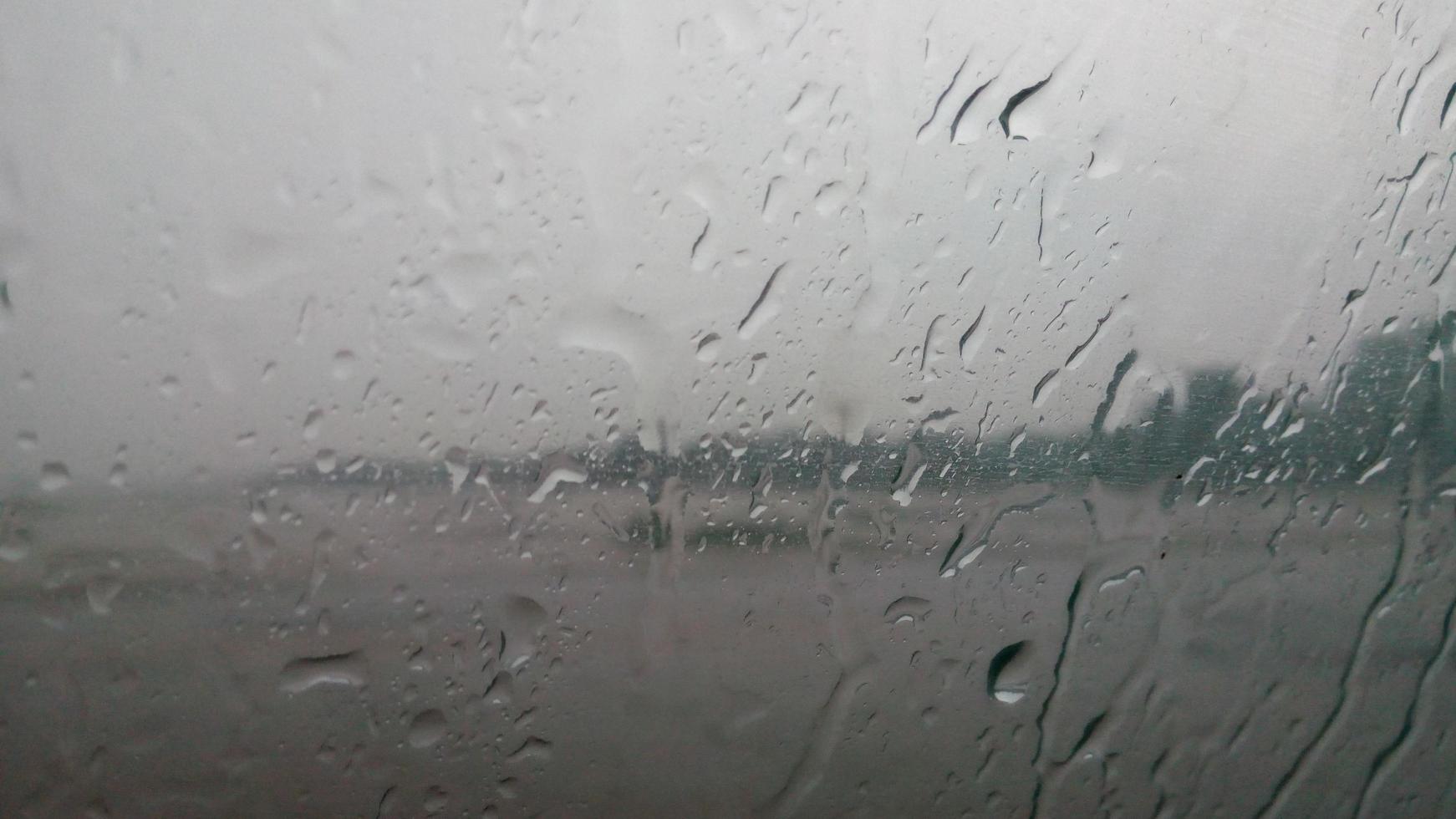 gotas de lluvia sobre el vidrio foto