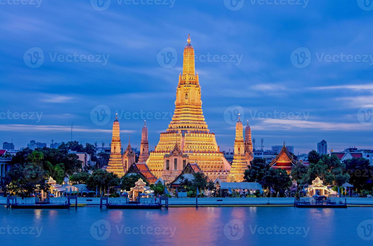 templo de arun worawihan ubicado en el río chao phraya, tailandia. foto