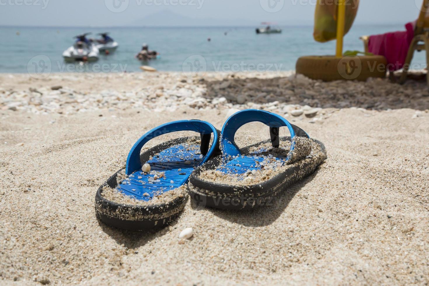 chanclas azules en la playa foto