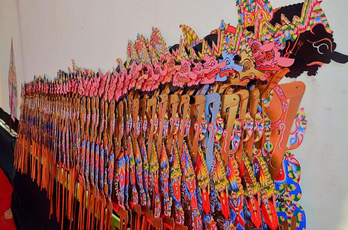 varios personajes de sombra de marionetas o wayang kulit foto