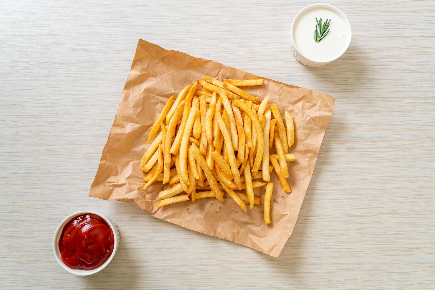 papas fritas con crema agria y salsa de tomate foto