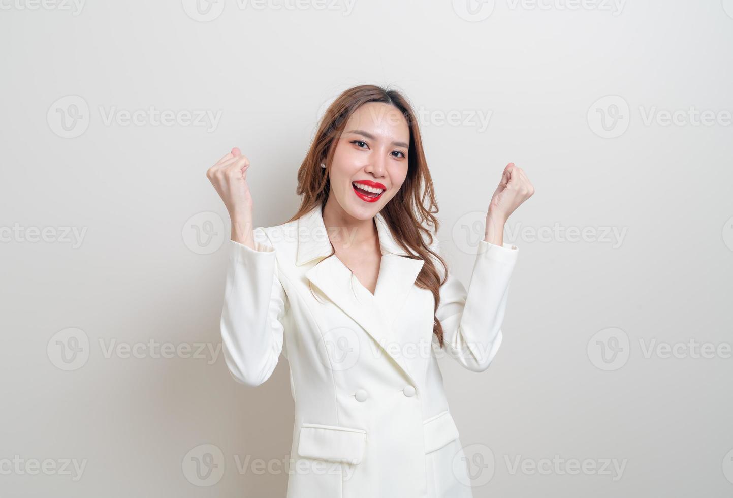 Retrato hermosa mujer de negocios asiática con emoción de éxito sobre fondo blanco. foto