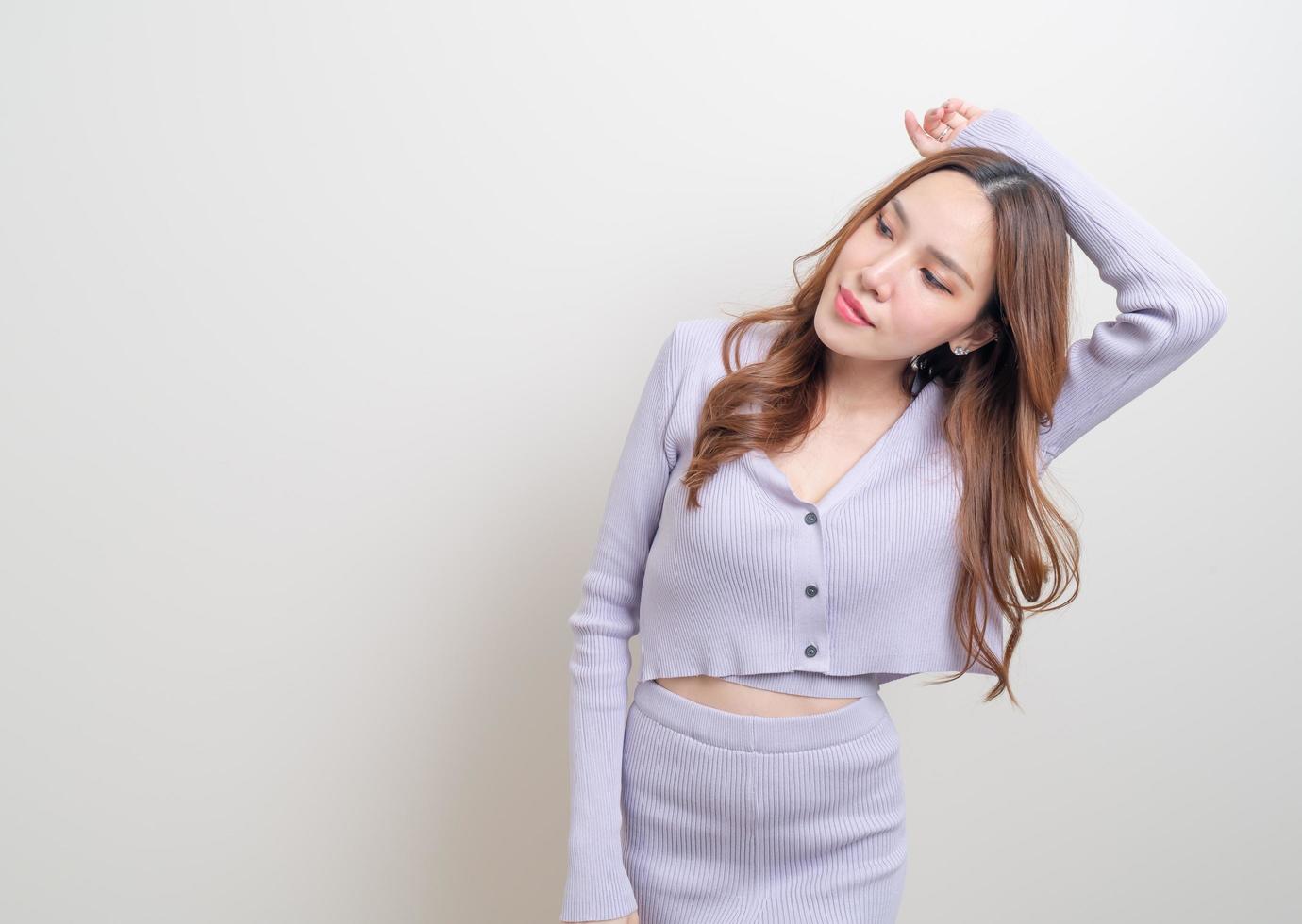 Retrato hermosa mujer asiática con sentimiento feliz y sonriente sobre fondo blanco. foto