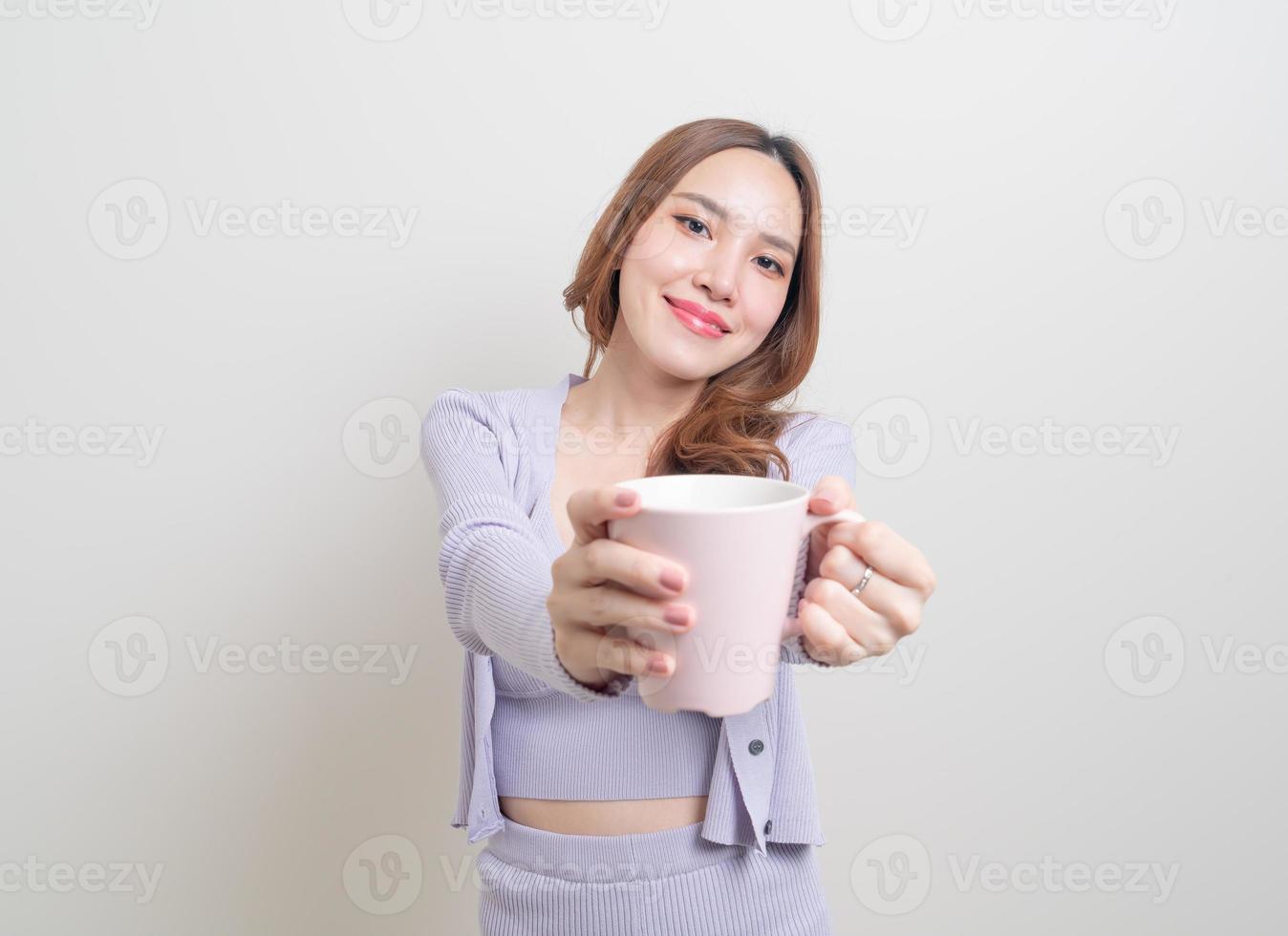 Retrato hermosa mujer asiática sosteniendo una taza de café o una taza sobre fondo blanco. foto