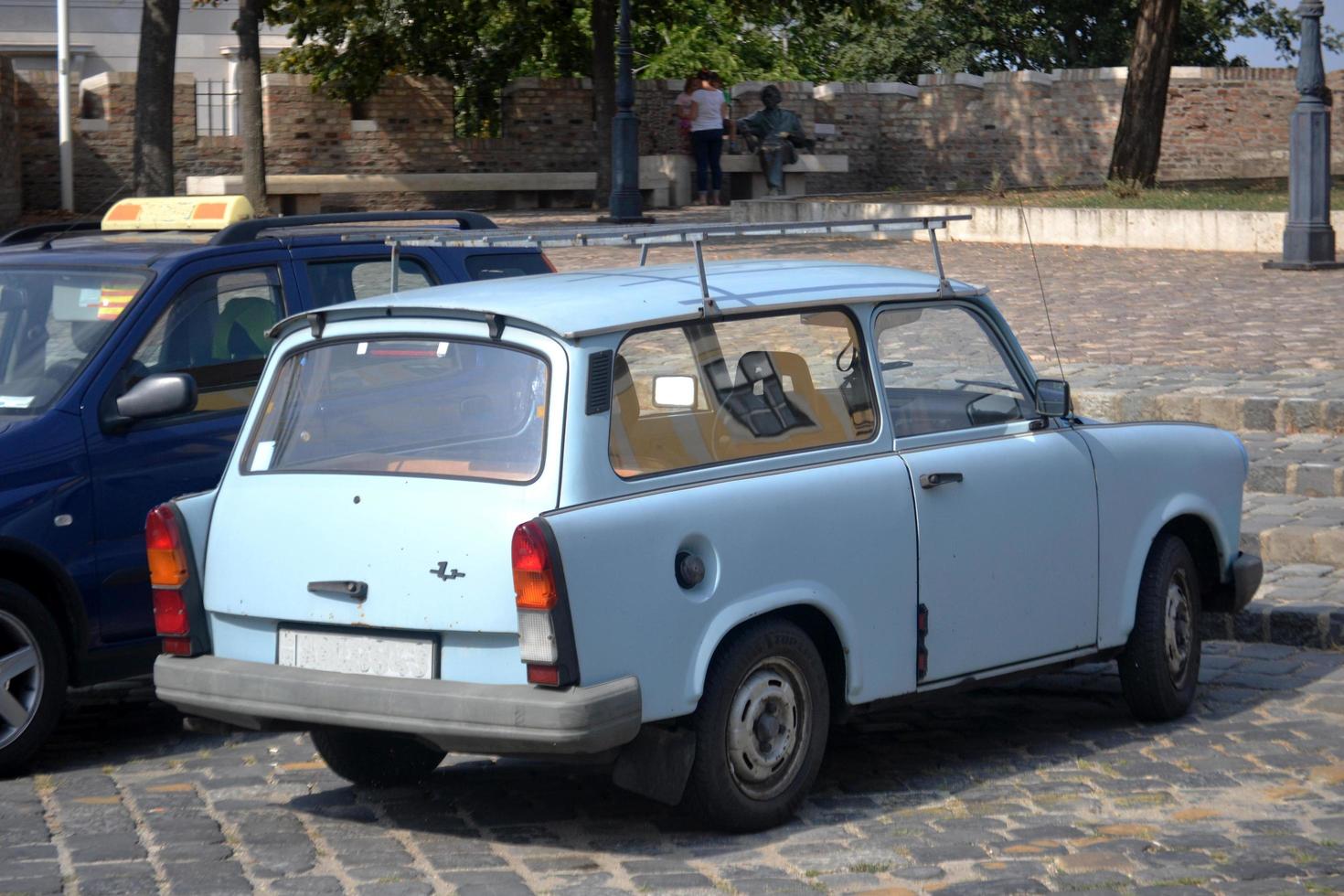 Viejo coche azul claro estacionado en una calle de Budapest foto