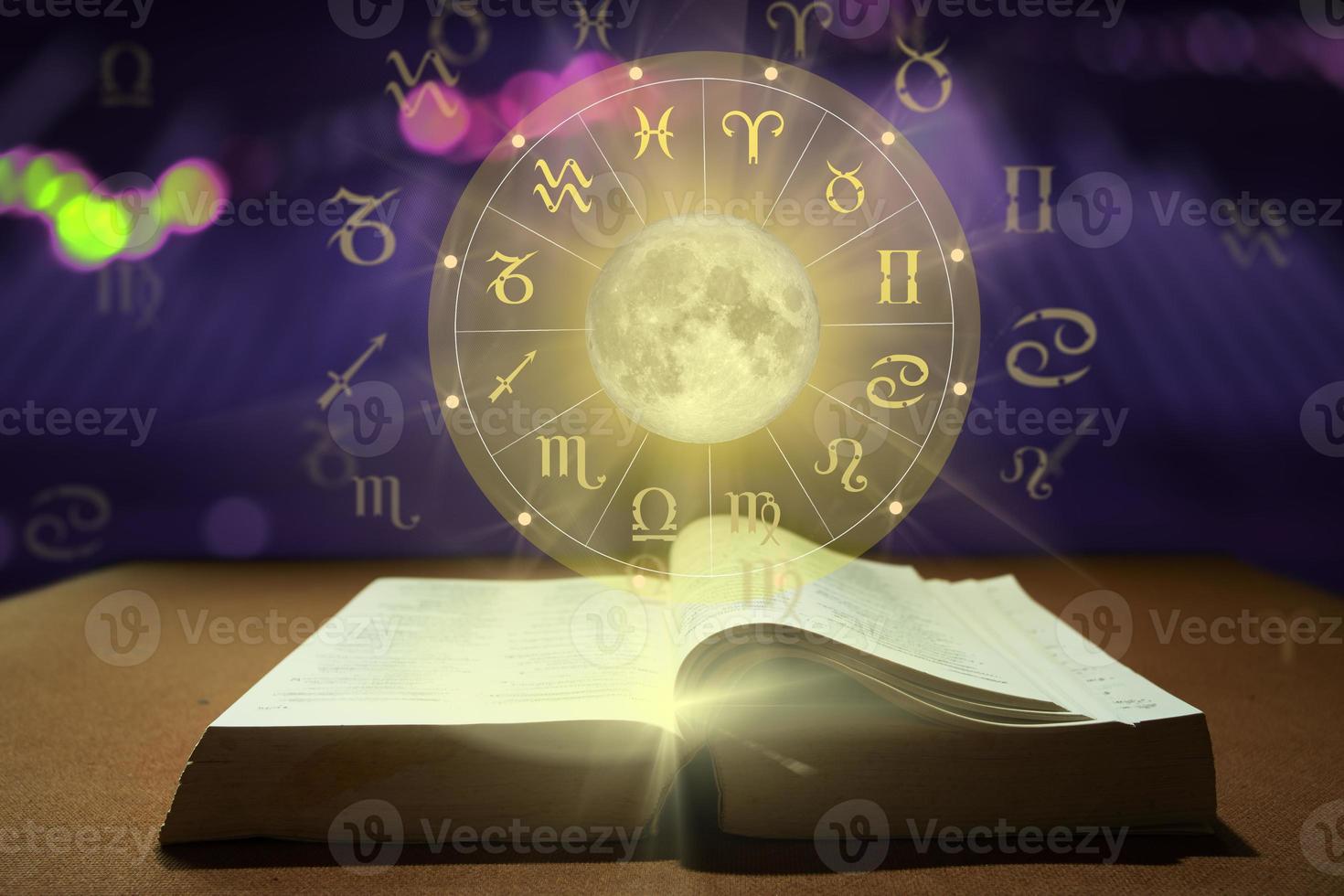 Libro de la rueda de la fortuna del signo del zodíaco. concepto de astrología. foto