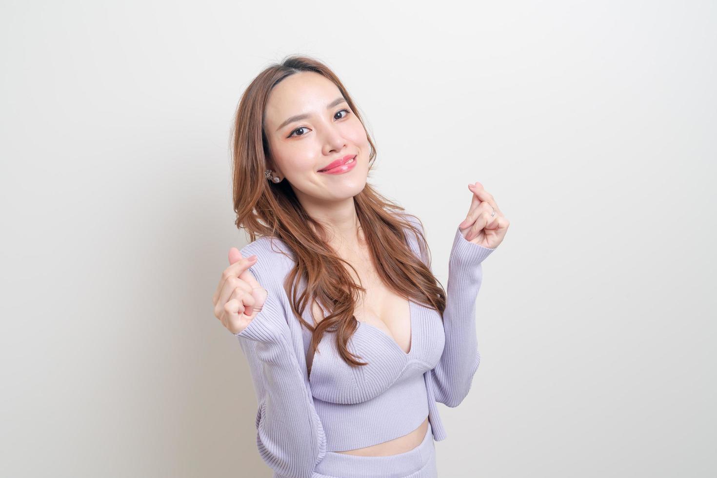 retrato, hermoso, mujer asiática, con, mini corazón, señal de mano foto