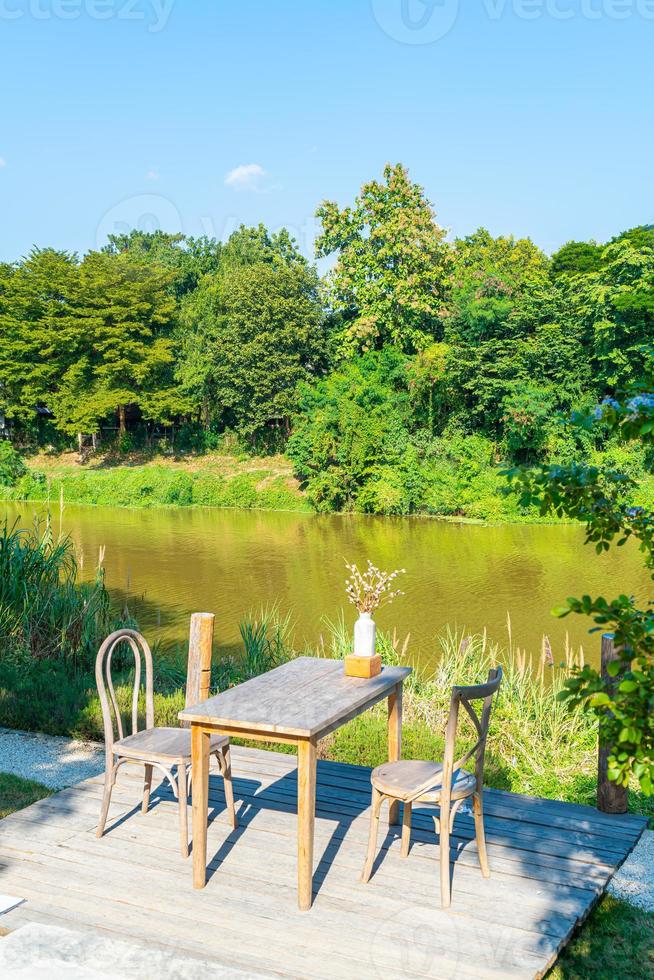 Mesa y silla vacías con vista al río y cielo azul foto