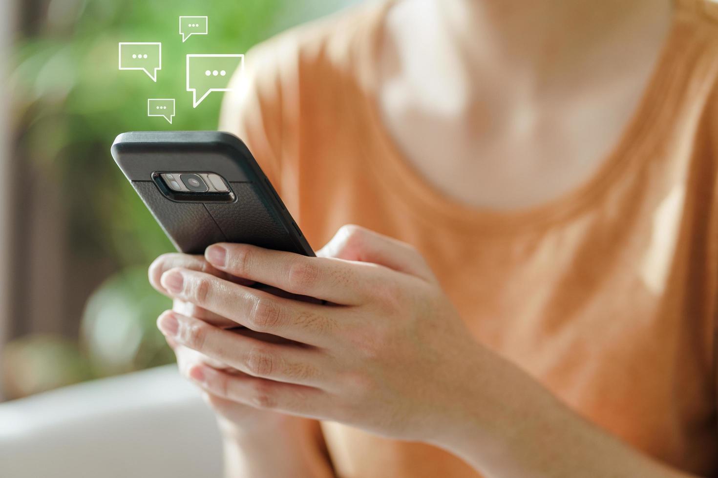 mujer joven con smartphone escribiendo, charlando conversación. tecnología foto