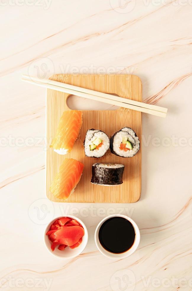 sushi en tabla de cortar comida asiática foto