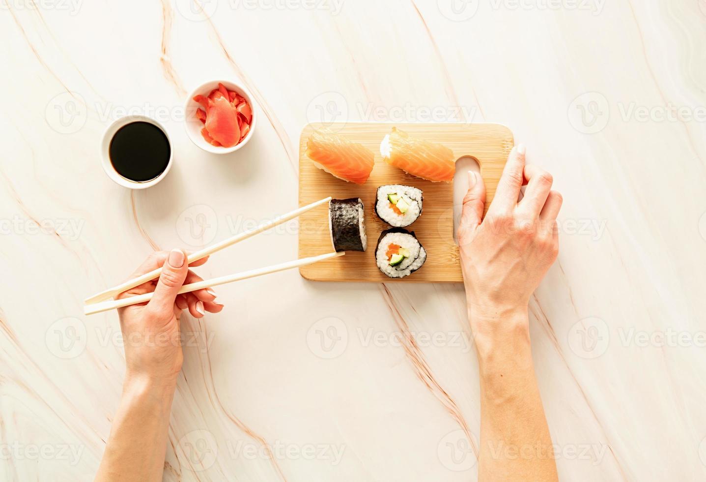 salmón sushi en tabla de cortar de madera foto