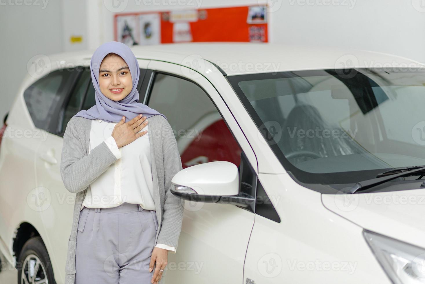 Retrato de hermosa mujer asiática dando la bienvenida a los clientes en la oficina foto