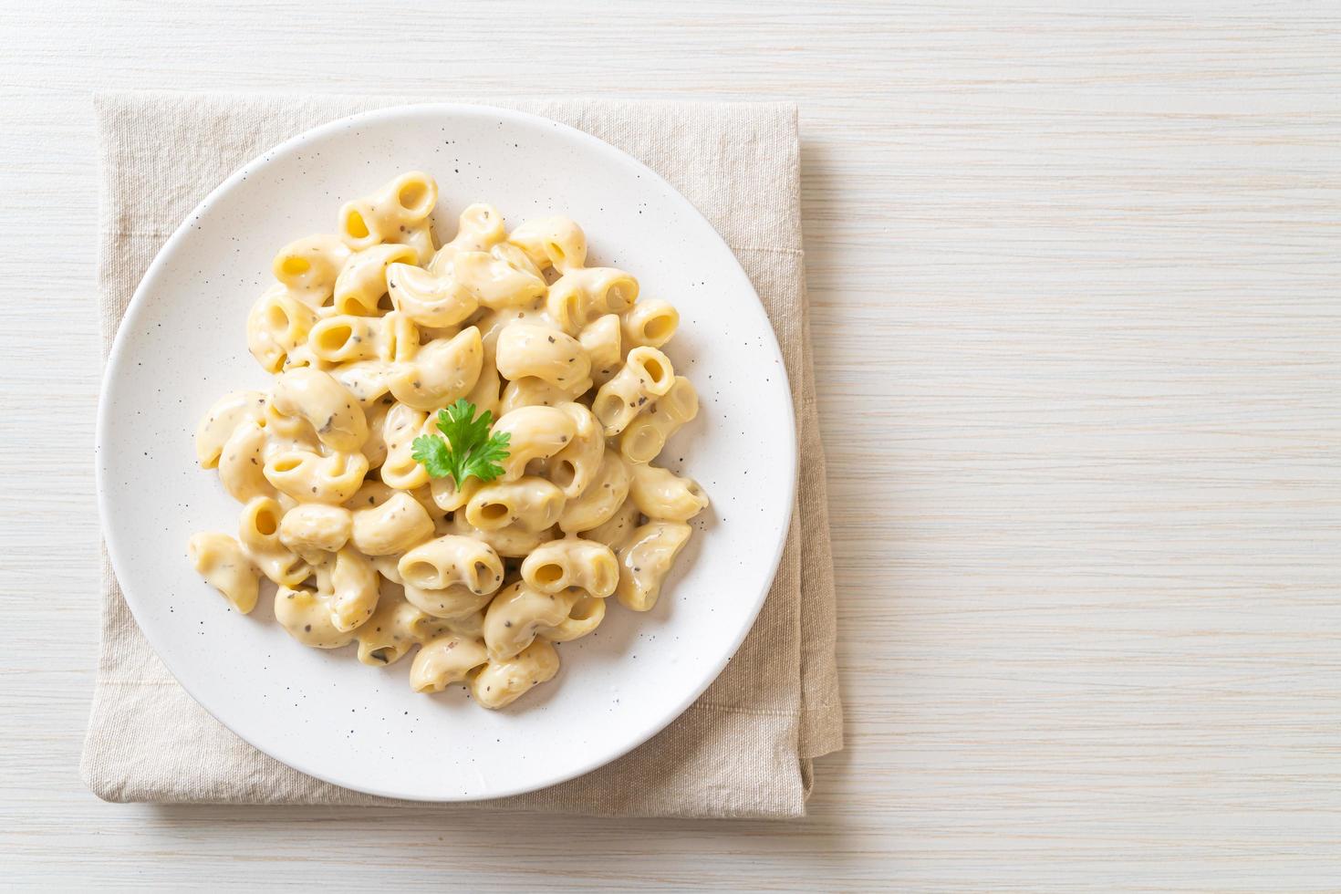 Macaroni and cheese with herbs in bowl photo