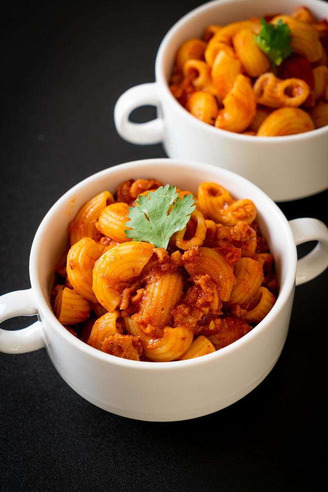 macarrones con salsa de tomate y carne de cerdo picada, chop suey americano, gulash americano foto