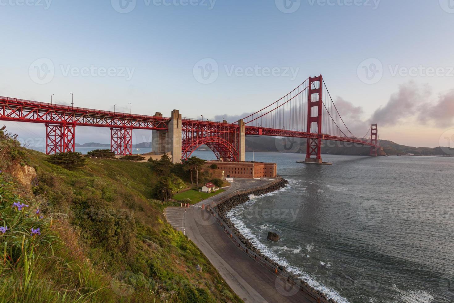 Puente Golden Gate iluminado al amanecer, San Francisco, EE. foto