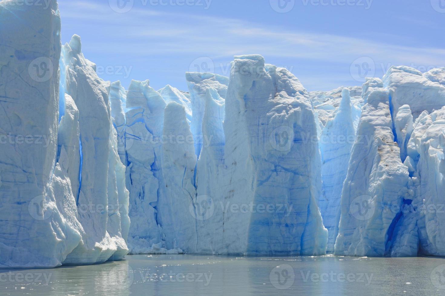 columnas de hielo azul en el agua foto