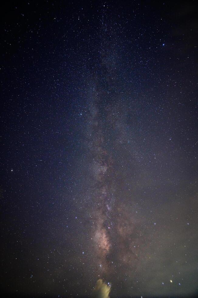 vía láctea cielo estrellas en la noche foto