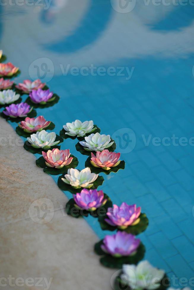 decoración para piscina, flores flotantes foto