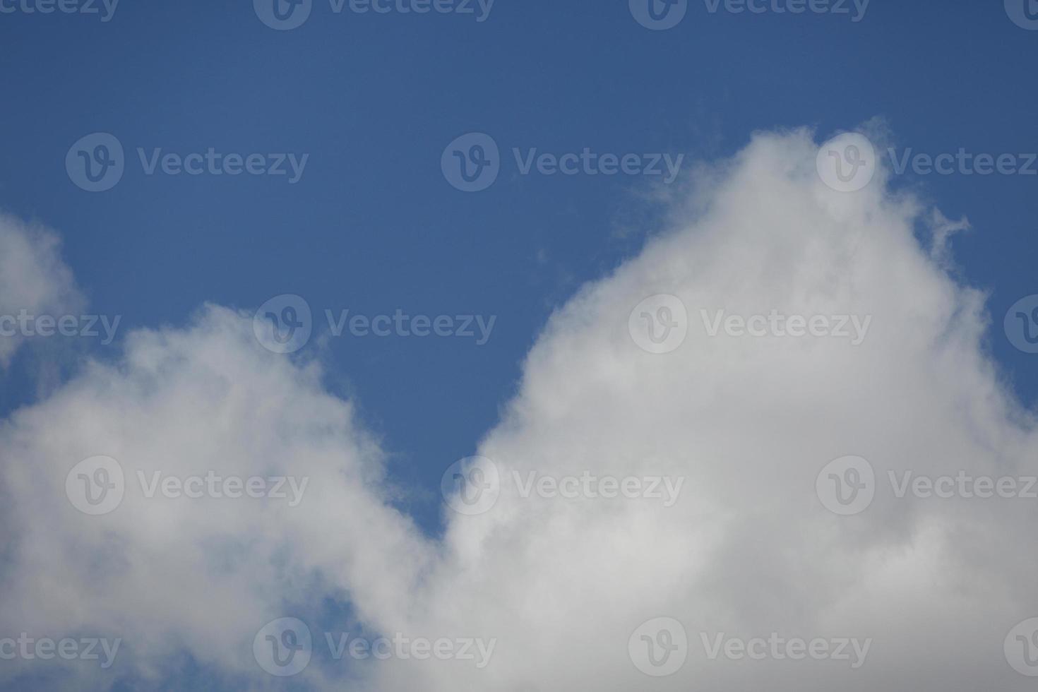 cielo azul y nubes, nubes blancas flotando en el cielo foto