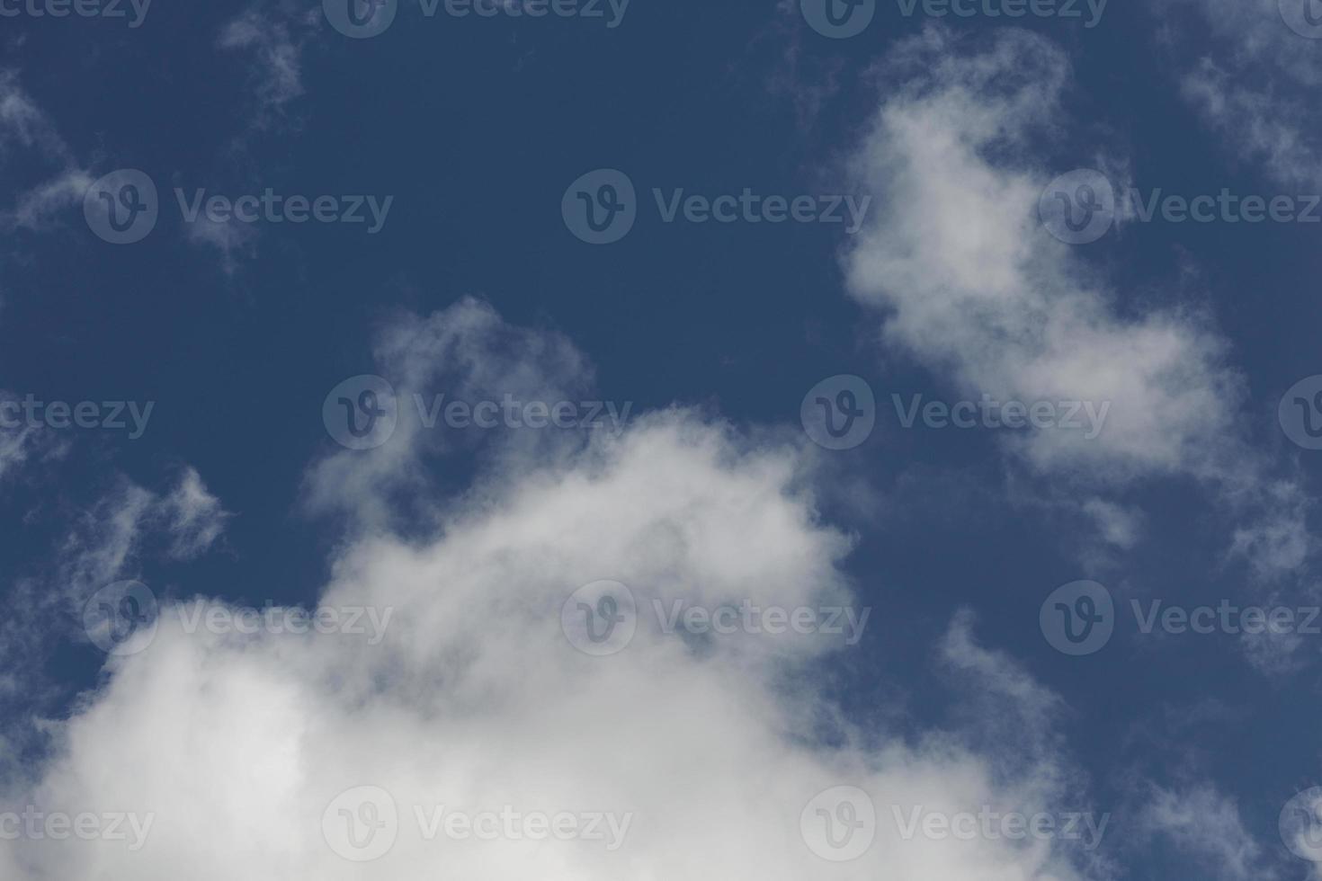 cielo azul y nubes, nubes blancas flotando en el cielo foto