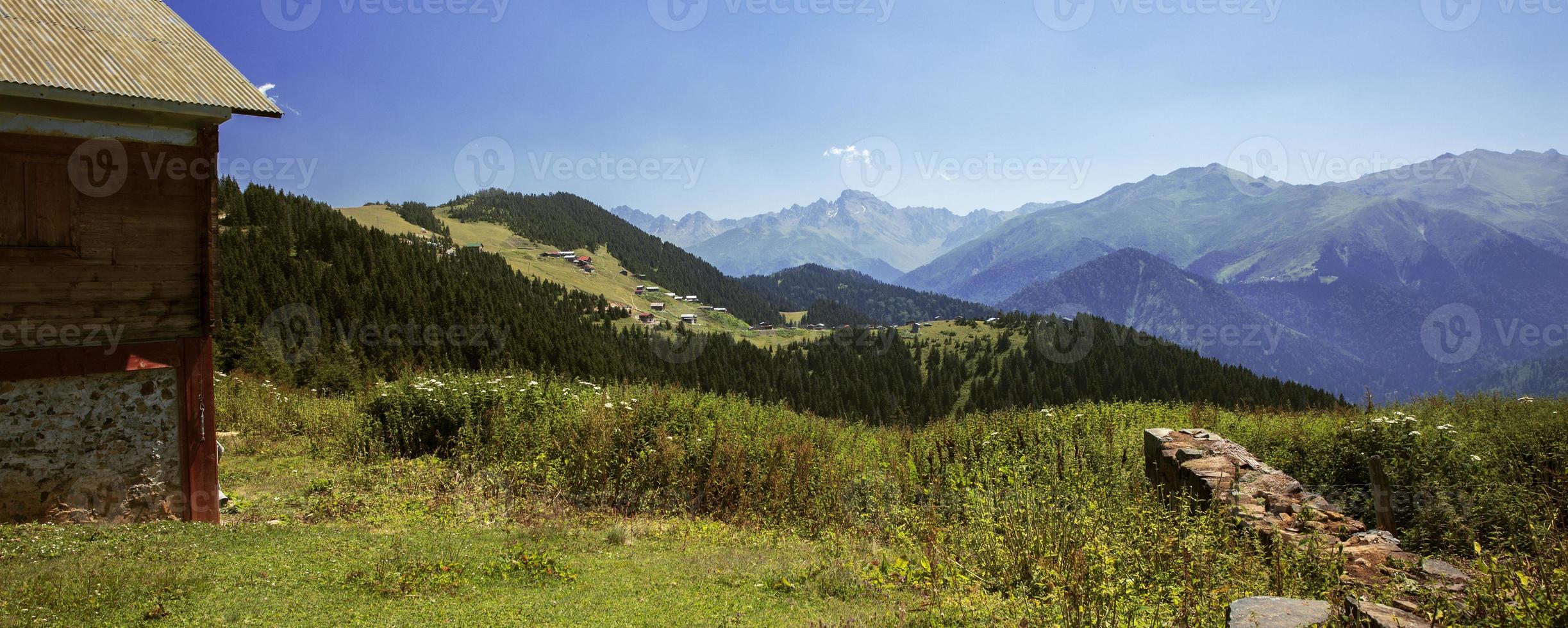 Turquía, rize, meseta de pokut, casas históricas de la meseta y vistas a la naturaleza foto