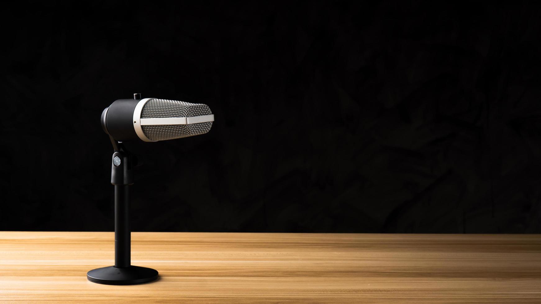 micrófono para grabación de audio o concepto de podcast foto
