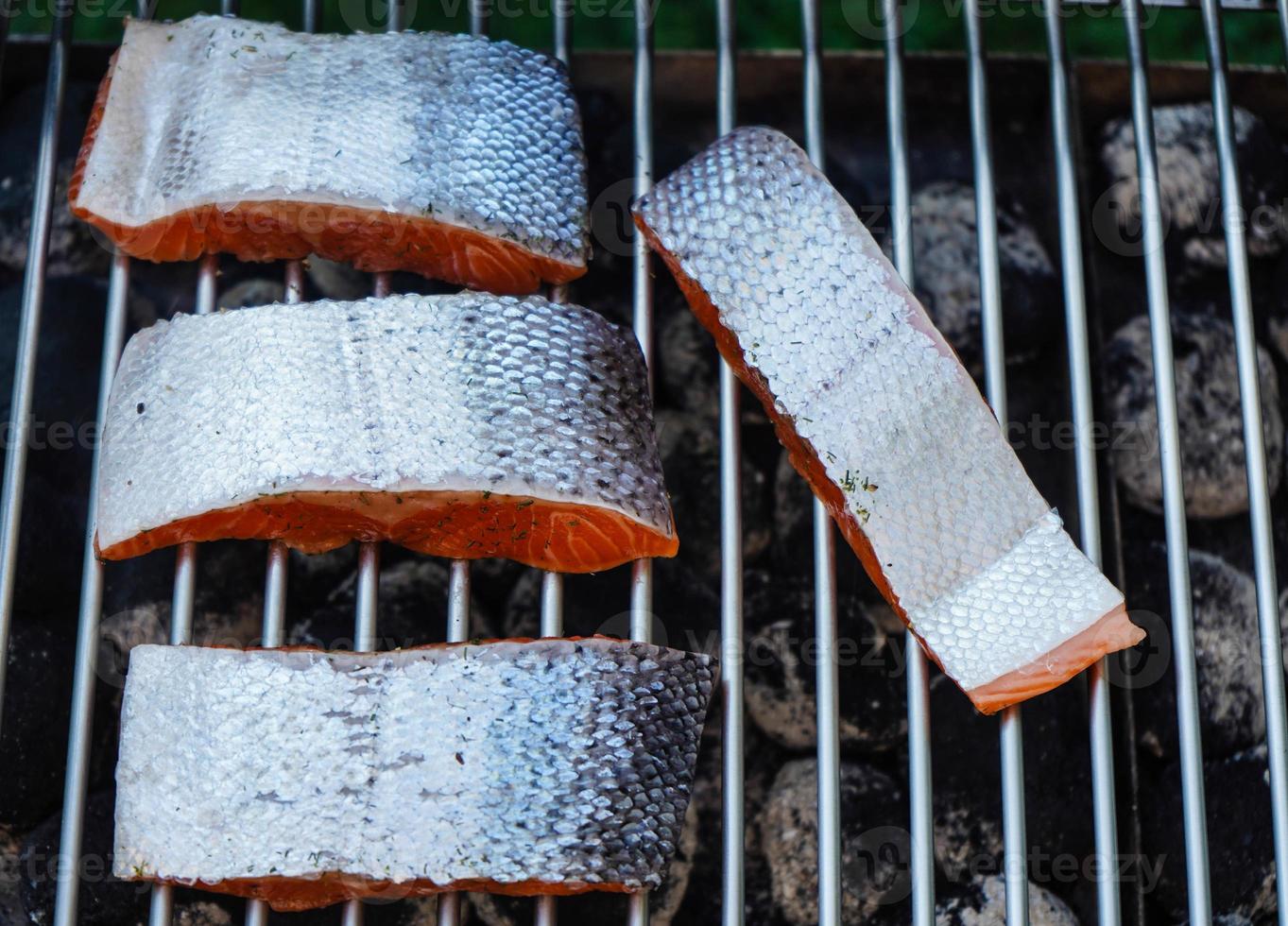 Filete de trucha salmón fresco con hierbas especias y ensalada para barbacoa foto