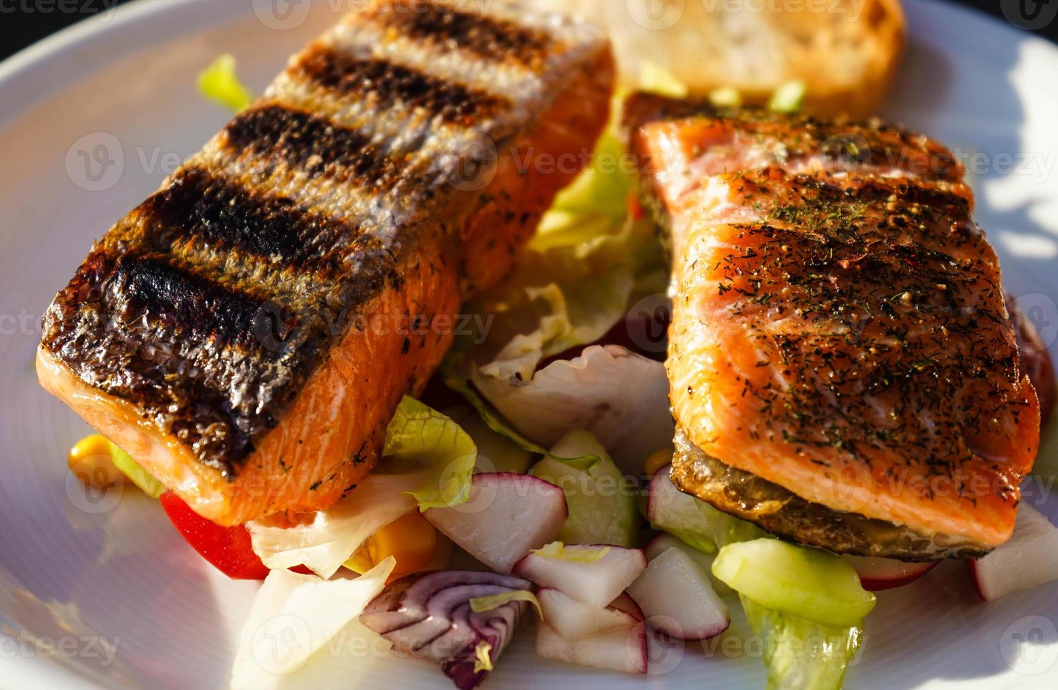 Filete de trucha salmón fresco con hierbas especias y ensalada para barbacoa foto